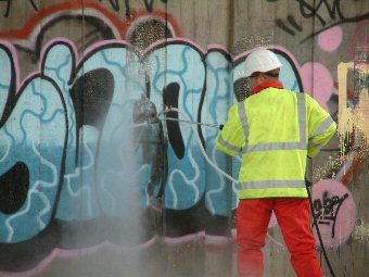 Limpieza de grafitis con chorreo de abrasivo
